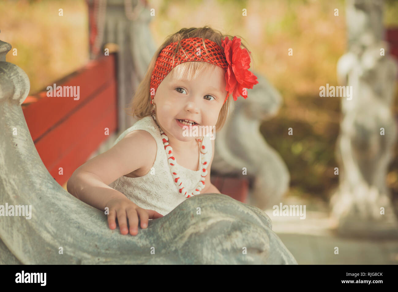 Habille Chic Retro Blonde Jeune Bebe Enfant Fille Posant Dans Central Park Garden Portant Robe Blanche Couturer Fichu Rouge Et Chapelet Photo Stock Alamy
