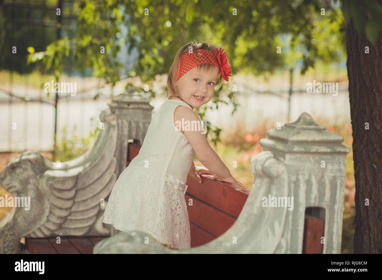 Habille Chic Retro Blonde Jeune Bebe Enfant Fille Posant Dans Central Park Garden Portant Robe Blanche Couturer Fichu Rouge Et Chapelet Photo Stock Alamy