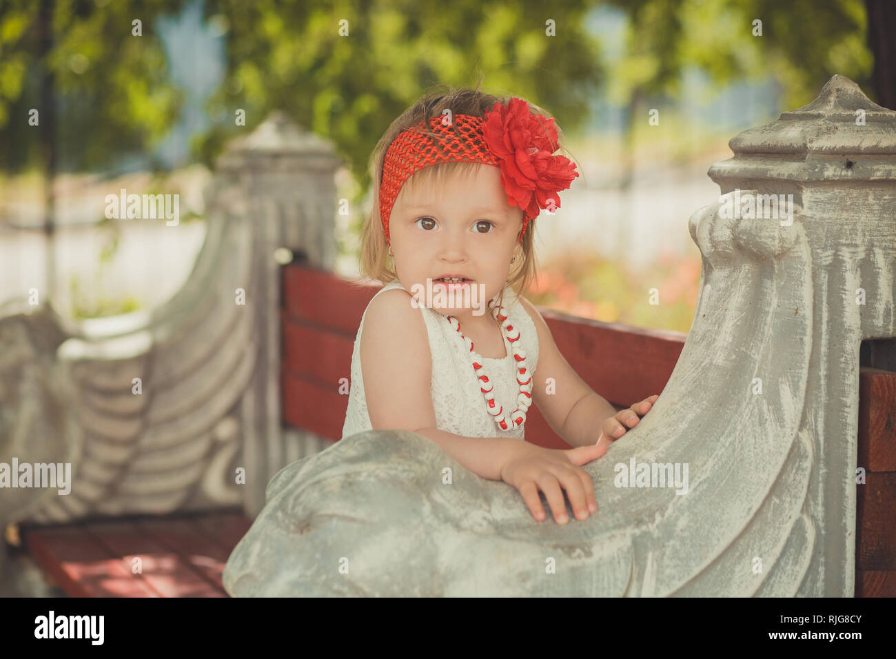 Habille Chic Retro Blonde Jeune Bebe Enfant Fille Posant Dans Central Park Garden Portant Robe Blanche Couturer Fichu Rouge Et Chapelet Photo Stock Alamy