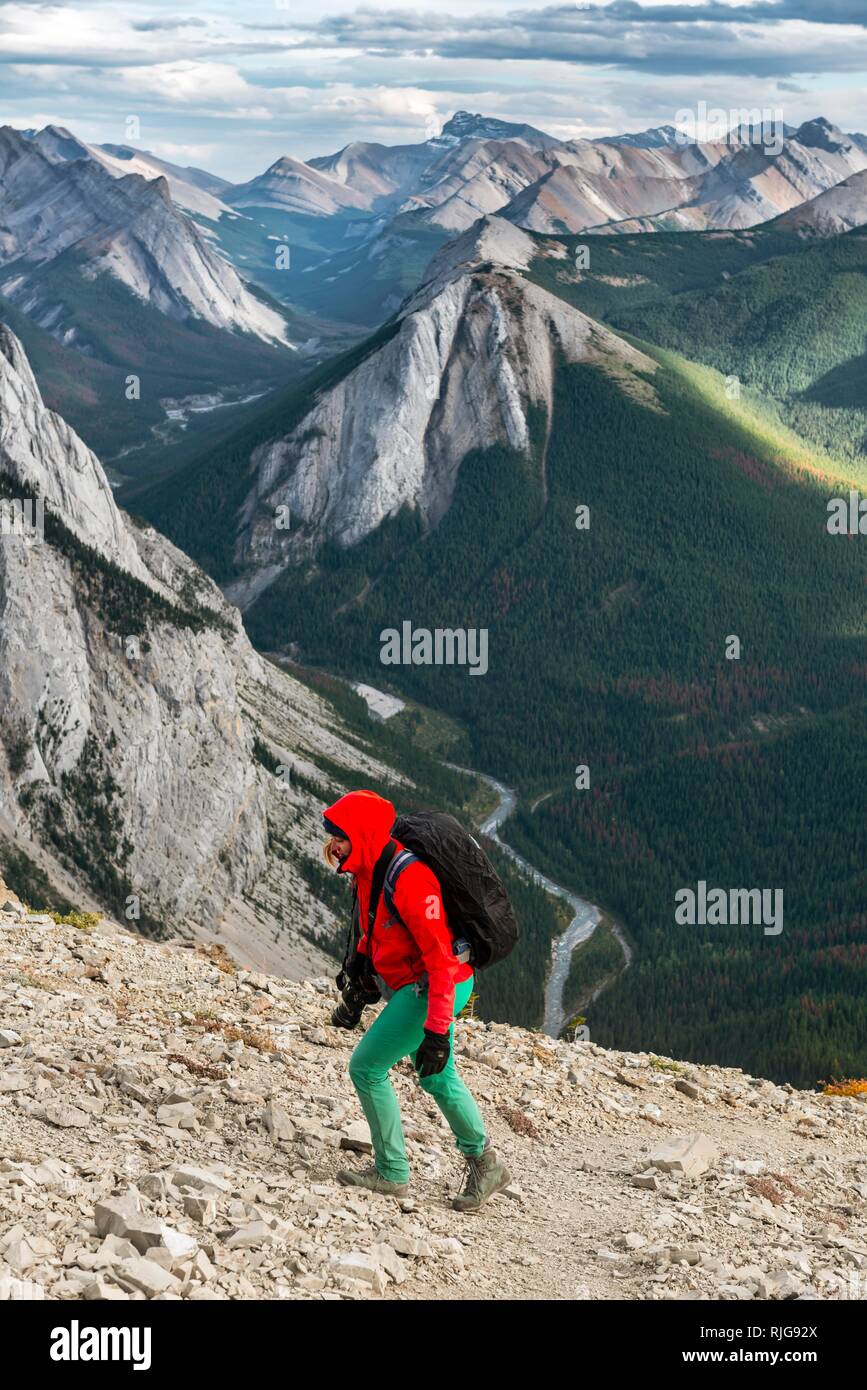 Female hiker lors du sommet, le soufre le sentier Skyline, vue d'Brgslandschaft Nikassin, vue panoramique, gamme Banque D'Images