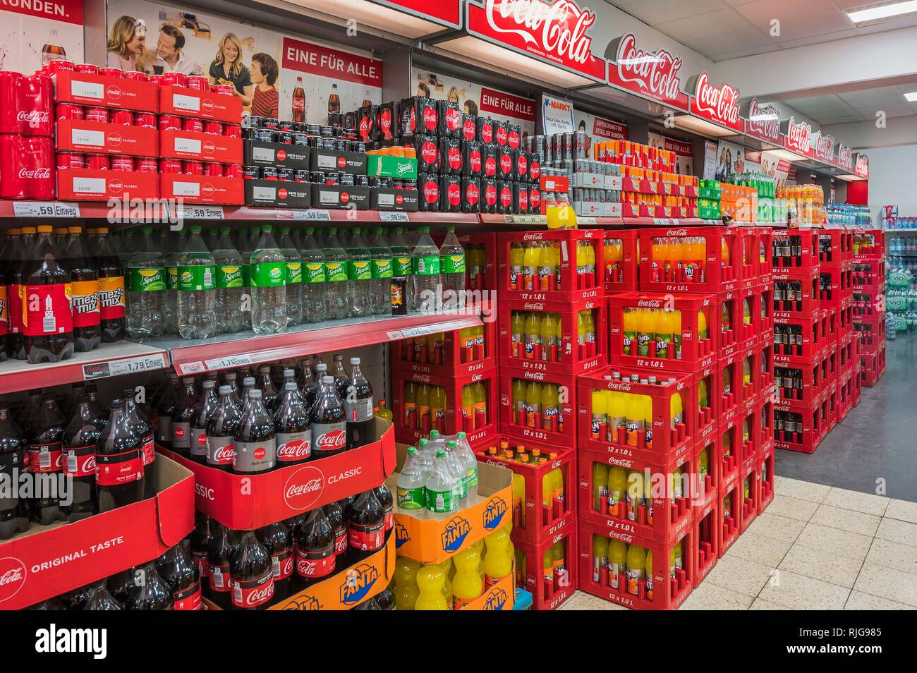 Diverses boissons non alcoolisées sur le plateau dans les supermarchés, Munich, Haute-Bavière, Bavière, Allemagne Banque D'Images