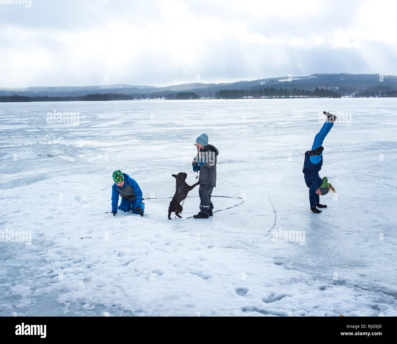 Enfants jouant sur la glace Banque D'Images