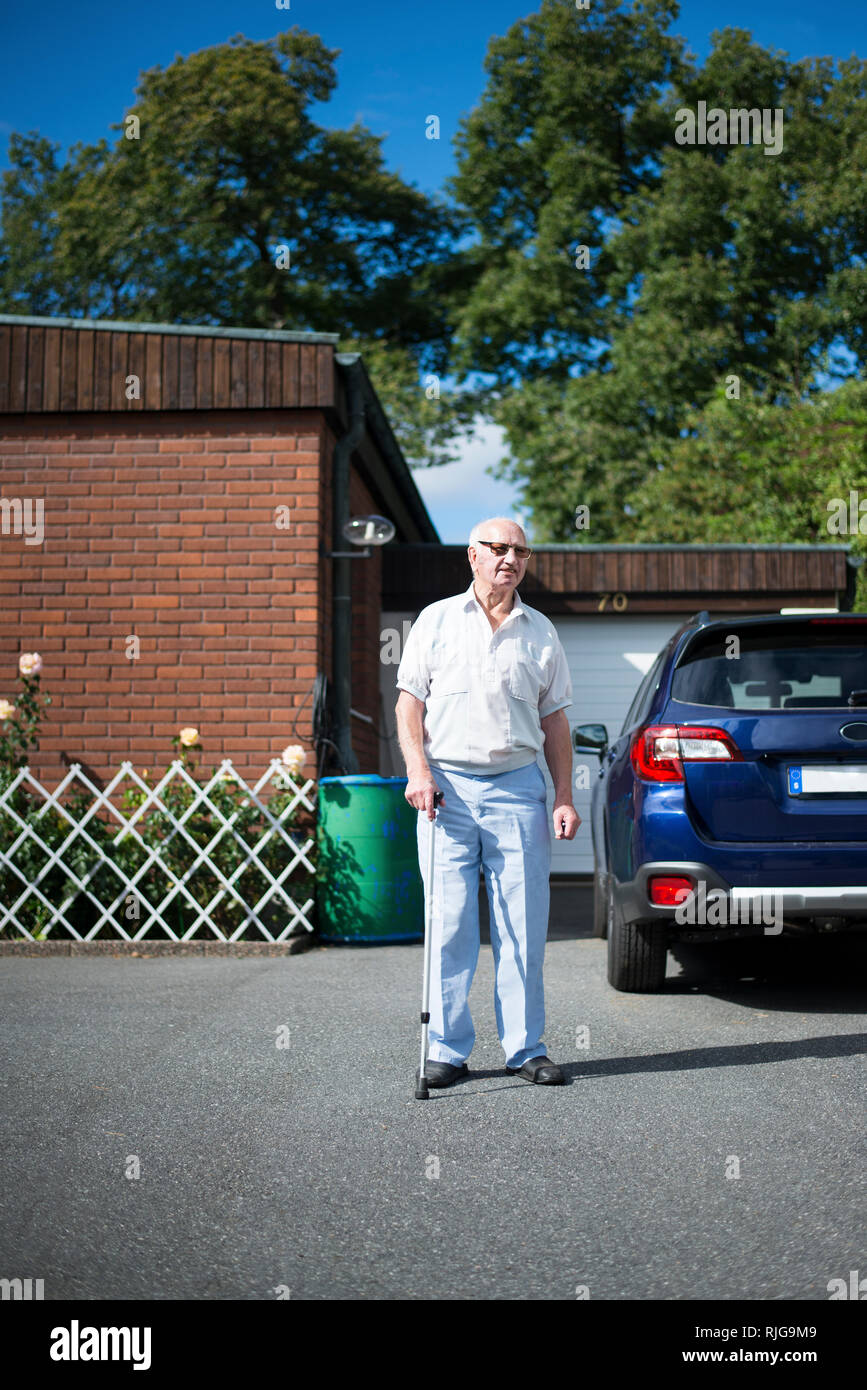 Senior man in front of car Banque D'Images