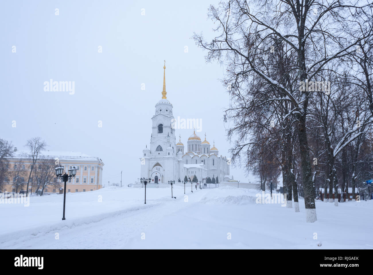 La cathédrale de la Dormition à Vladimir en hiver (parfois traduit Cathédrale de l'Assomption). Hiver russe landscaoe Banque D'Images