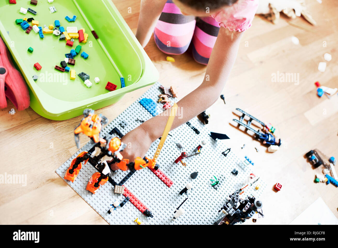 Girl Playing with toy blocks sur marbre Banque D'Images