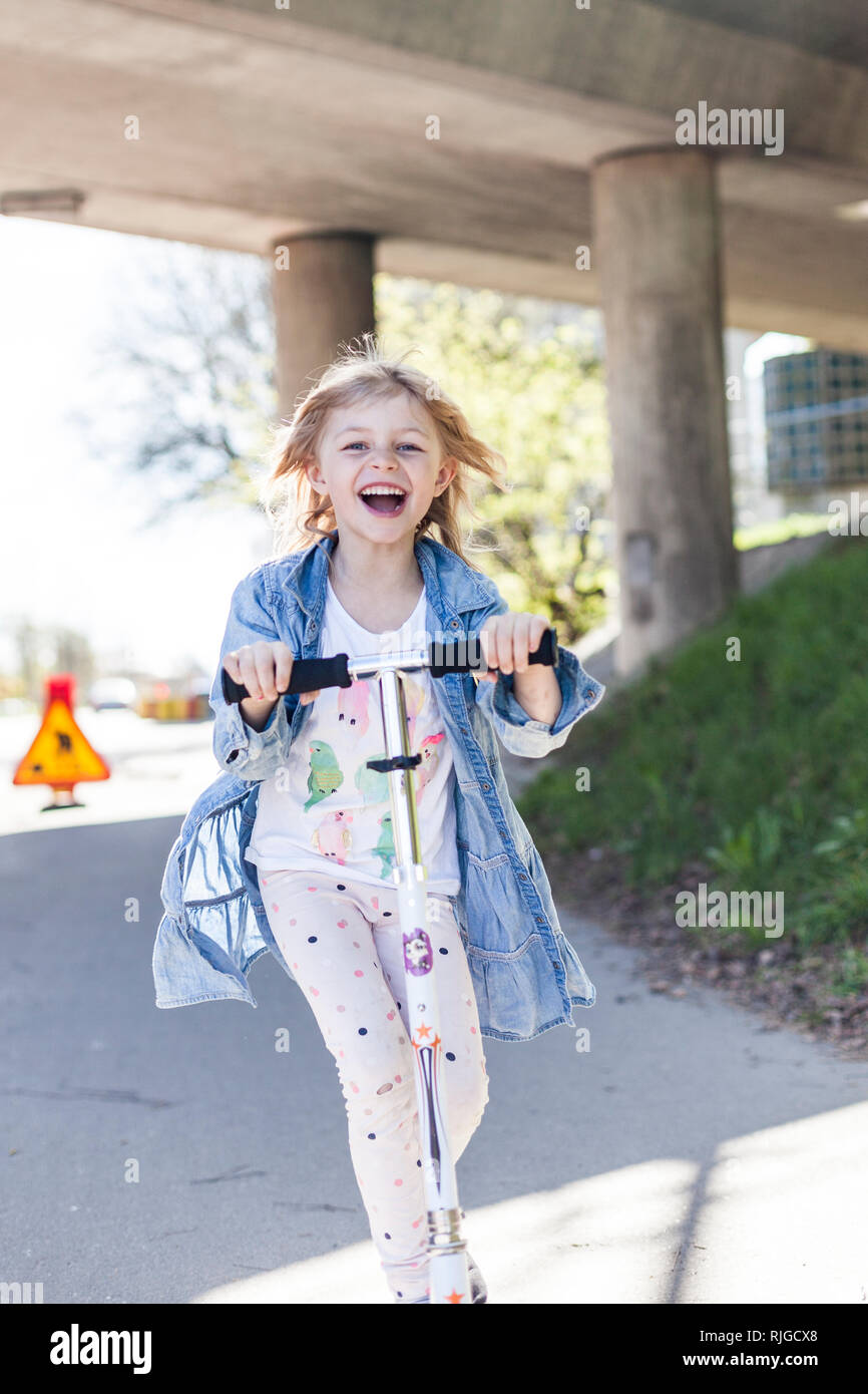 Fille sur un scooter Banque D'Images