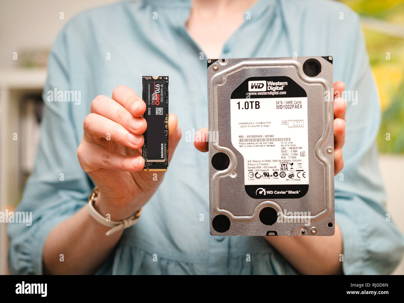 PARIS, FRANCE - Aug 3, 2018 : hands holding nouveau Samsung 870 Pro NVME  PCIE SSD disque disque