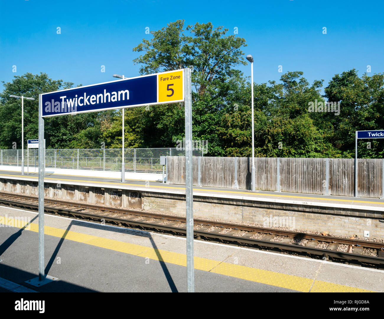 Signalisation de Twickenham à la gare centrale de la banlieue de Londres avec plate-forme vide Banque D'Images