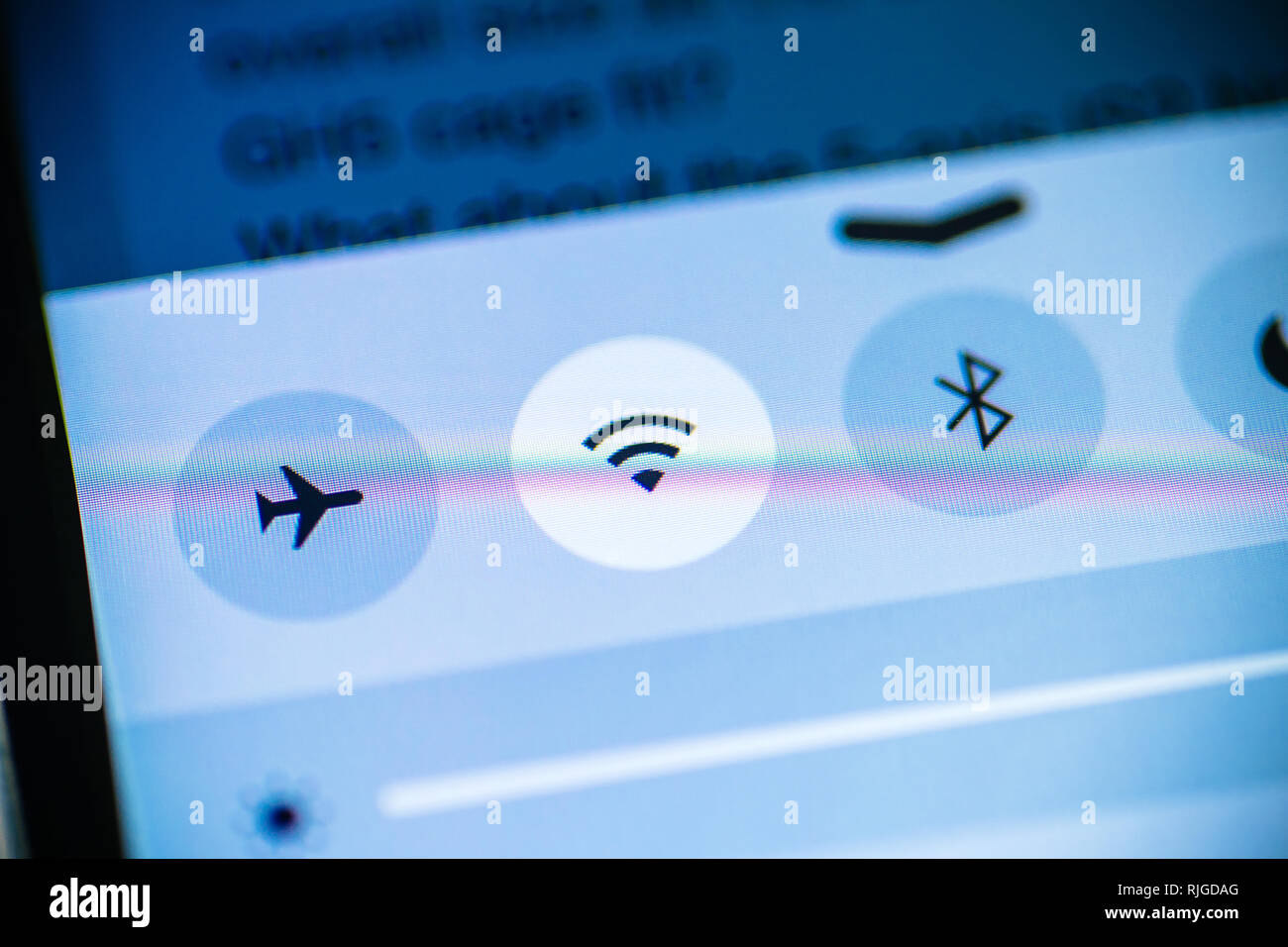 Connexion Wi-Fi au réseau local, le mode avion, les icônes Bluetooth sur le téléphone smartphone tablet écran d'affichage bleu - tonalité technologique Banque D'Images