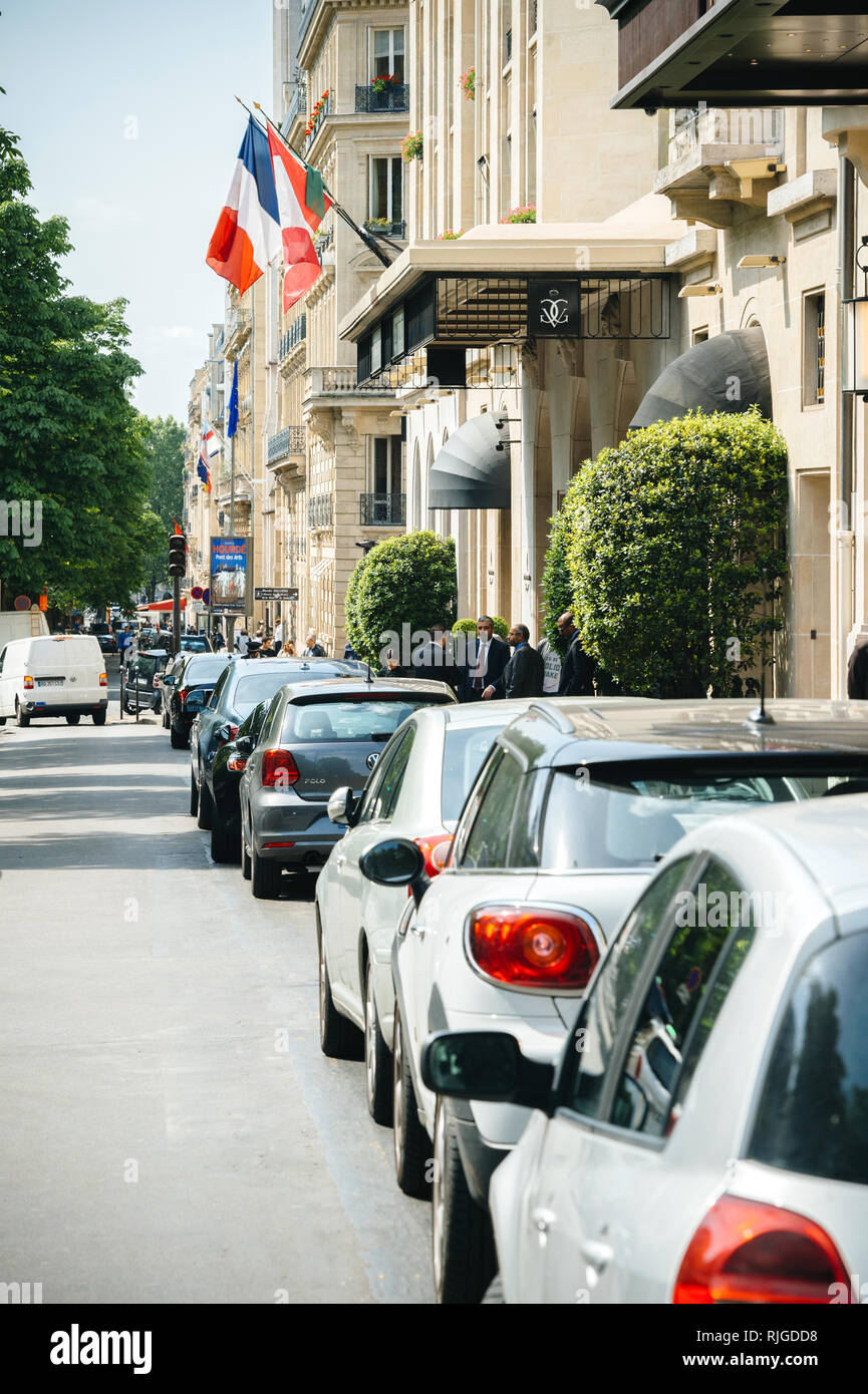 PARIS, FRANCE - 21 MAI 2016 : La vue de la rue, parking à l'entrée de luxe au Four Seasons Hotel George V Paris Banque D'Images