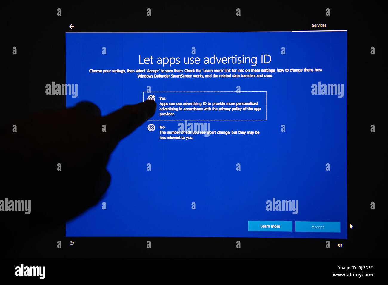 Londres, Royaume-Uni - 23 juil 2018 : Part d'interagir sur l'écran tactile numérique Mise à jour Microsoft Windows après l'installation et l'activation dans le cadre d'une nouvelle station de travail PC - laissez-apps utilisent la publicité ID Banque D'Images