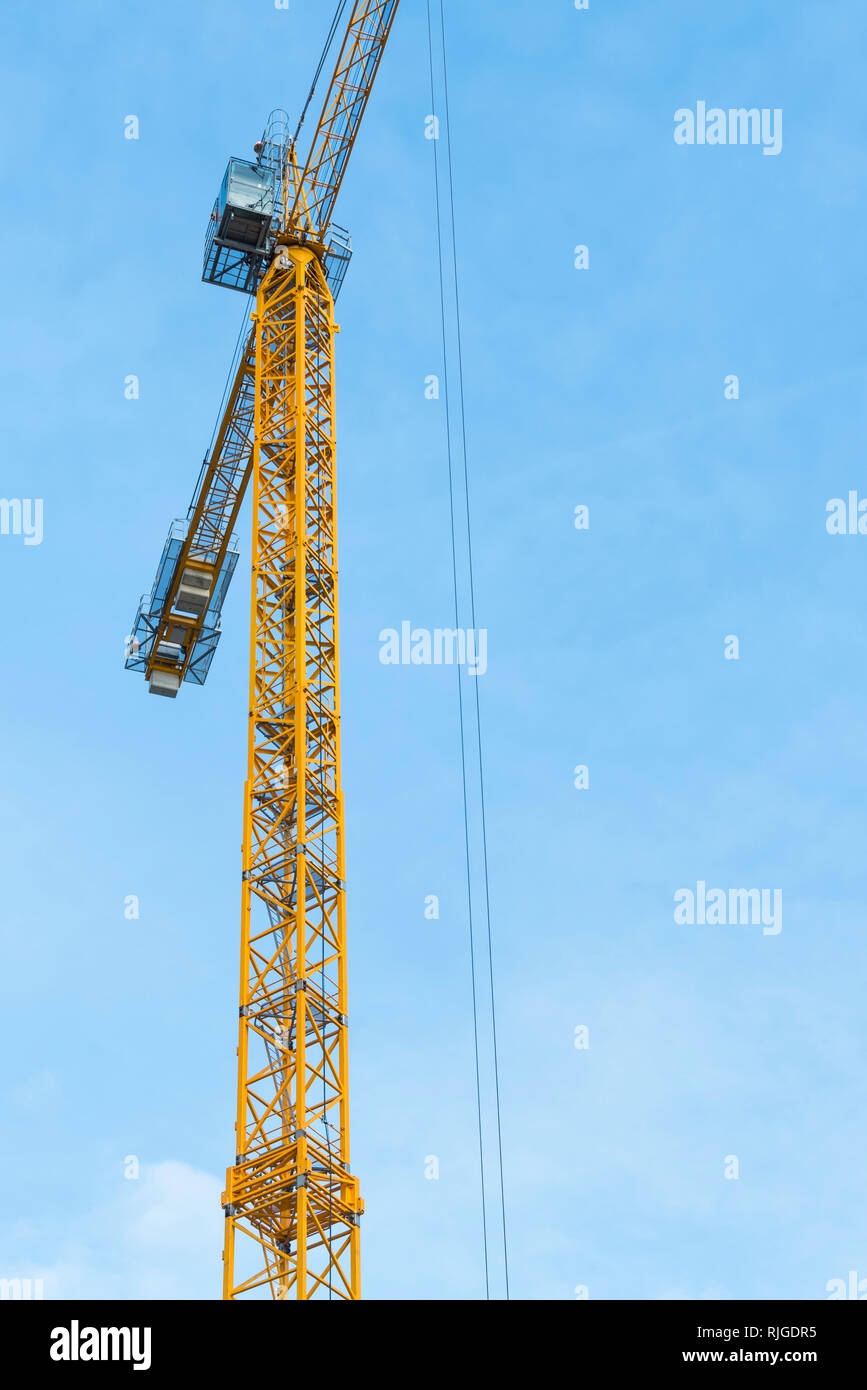 Grue a tour sur un chantier de construction au Royaume-Uni. Banque D'Images
