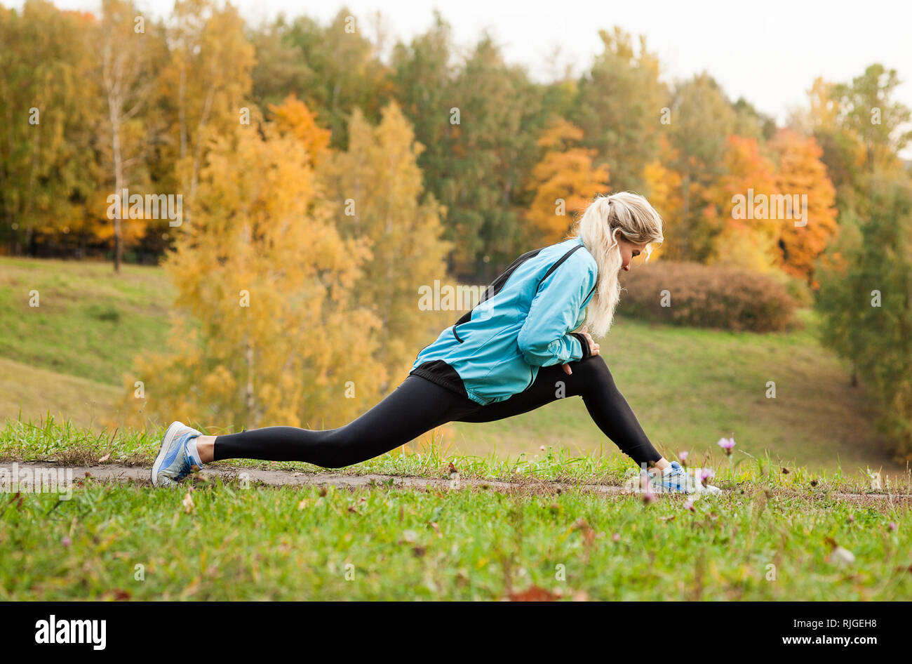 En marche le long d'un sentier du parc, de la santé et problème concept - close-up d'une malheureuse personne souffrant de douleur dans la jambe ou du genou à l'extérieur Banque D'Images