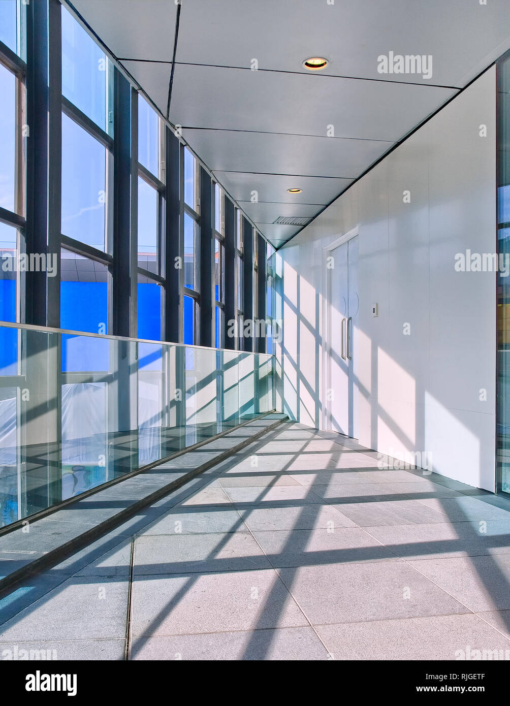 Intérieur lumineux d'un immeuble de bureaux moderne avec de grandes fenêtres Banque D'Images