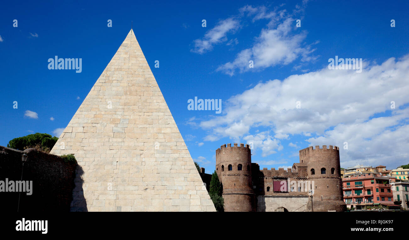 Pyramide de Cestius, Piramide di Caio Ponte Cestio ou Piramide Cestia, construit comme une tombe pour Caius Cestius, et Porta San Paolo, San Paolo Gate, l'un du sou Banque D'Images