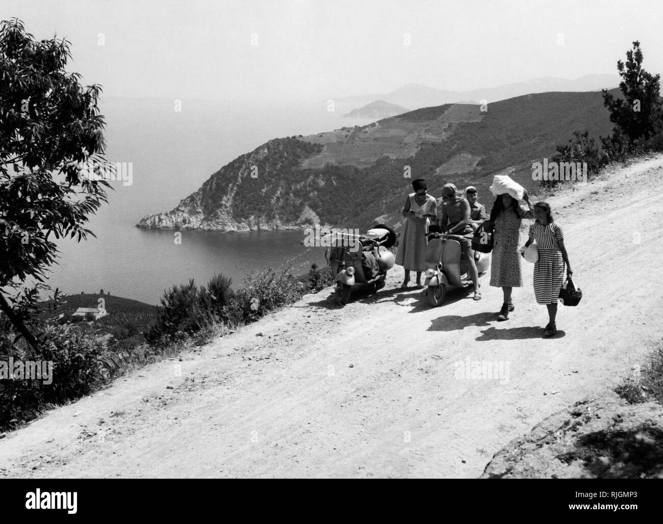 L'Italie, l'île d'Elbe Toscane, les gens en vespa, 1964 Banque D'Images