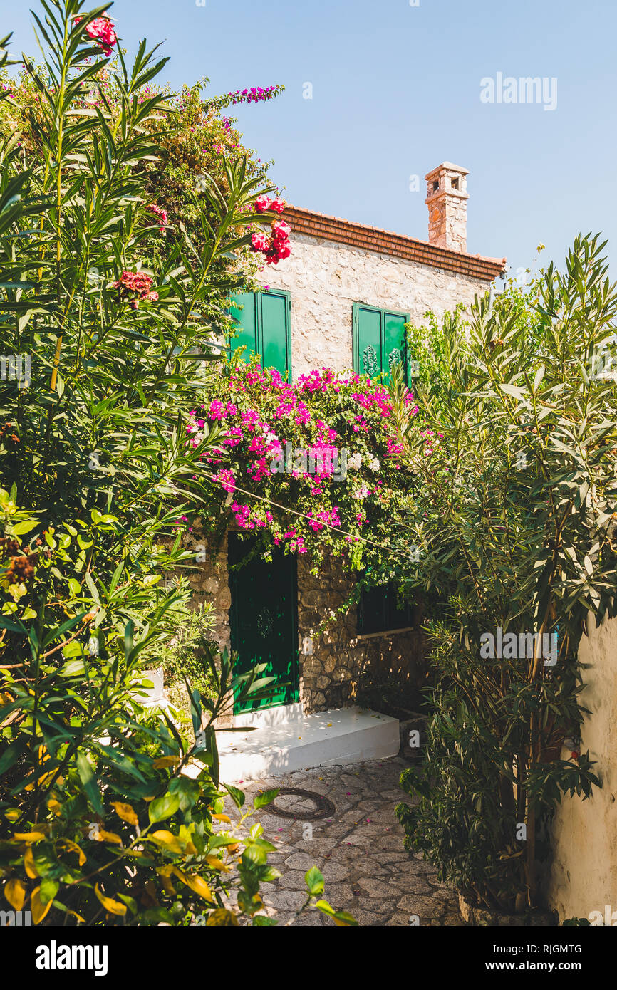 Les plus belles rues du vieux Marmaris. Des rues étroites avec escaliers, parmi les maisons de la vieille pierre, des plantes vertes et fleurs dans la vieille ville de resort Banque D'Images