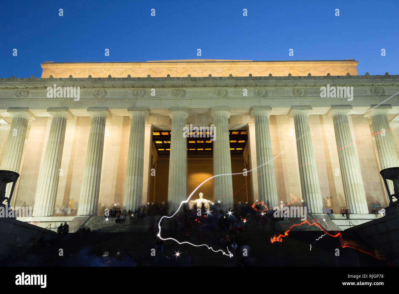 Scène d'exposition longue à l'Abraham Lincoln Memorial à Washington DC, avec clignotement des feux de touristes en visite. Au-dessus des colonnes lumineuses est un ven Banque D'Images