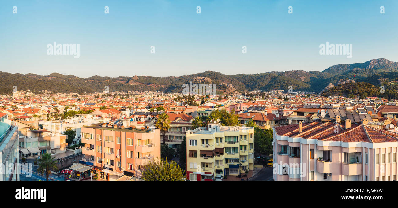 Vue panoramique sur Old street autour de château dans la ville de Marmaris. Marmaris est une destination touristique populaire en Turquie. Quartier résidentiel de Marmaris Banque D'Images
