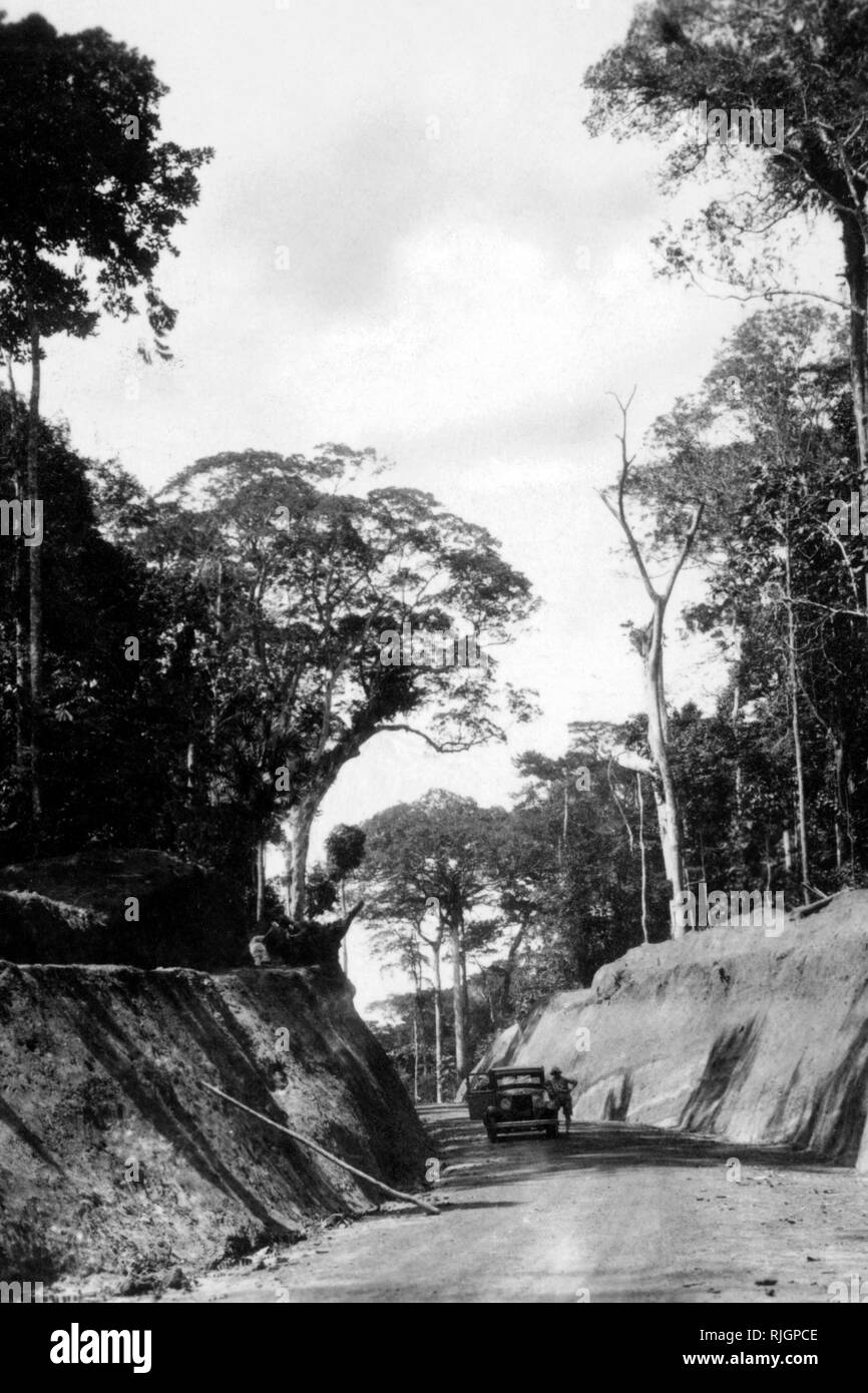 L'Afrique, Congo belge, le chemin tracé par les Belges qui permet à l'arrivée à Stanleyville à travers la forêt habitée par des pygmées, 1927-30 Banque D'Images