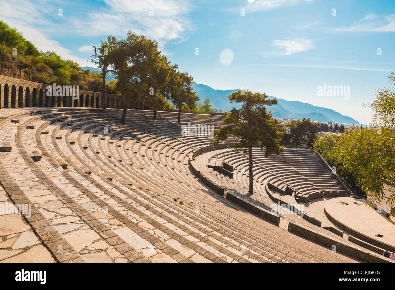 Vue panoramique de l'ancien amphithéâtre à Marmaris Ville. Reconstruit en pierre en plein air théâtre. Marmaris est une destination touristique populaire en Turquie Banque D'Images