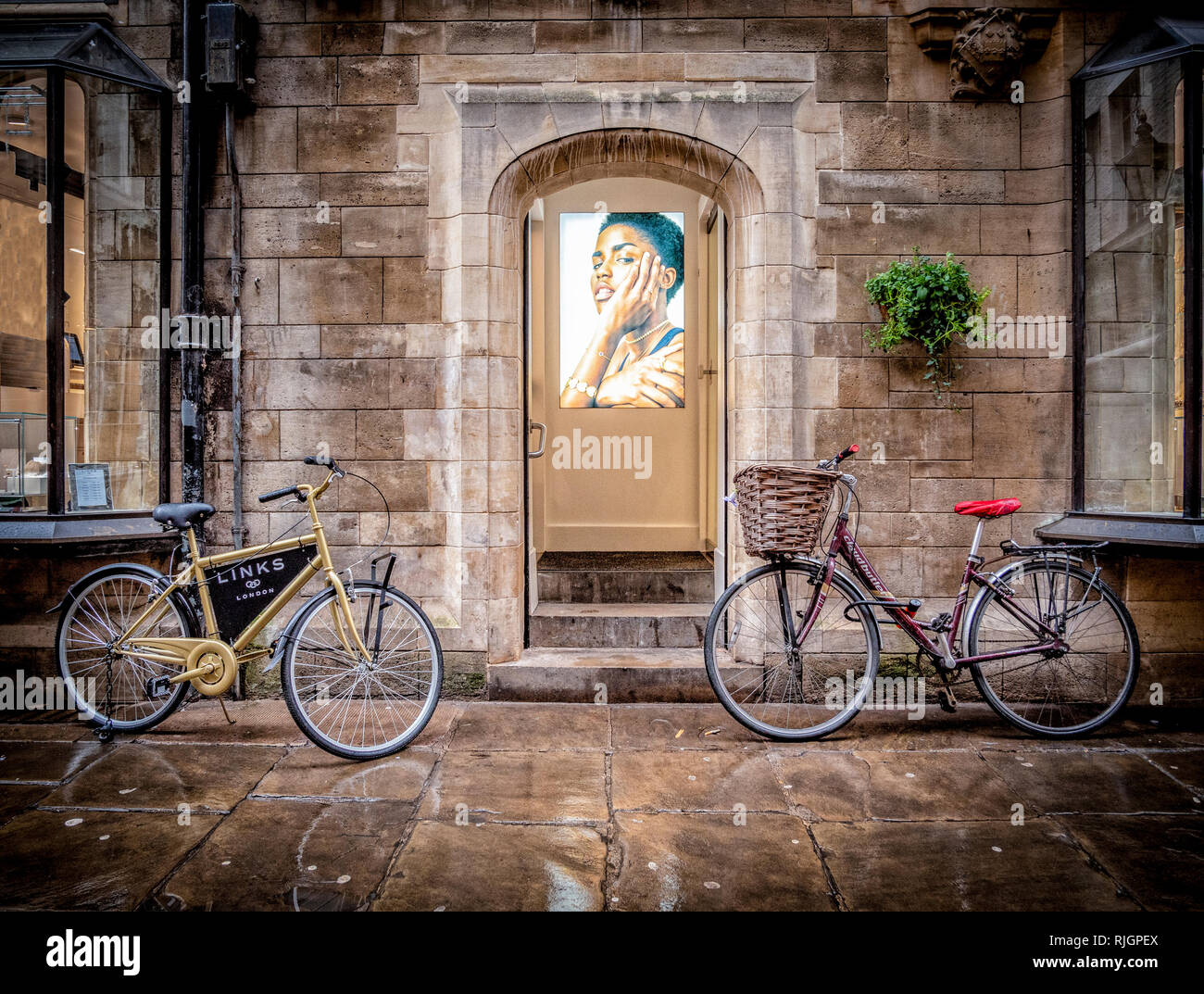 Les vélos garés devant les liens de la boutique de Londres à Cambridge UK un jour de pluie. Banque D'Images