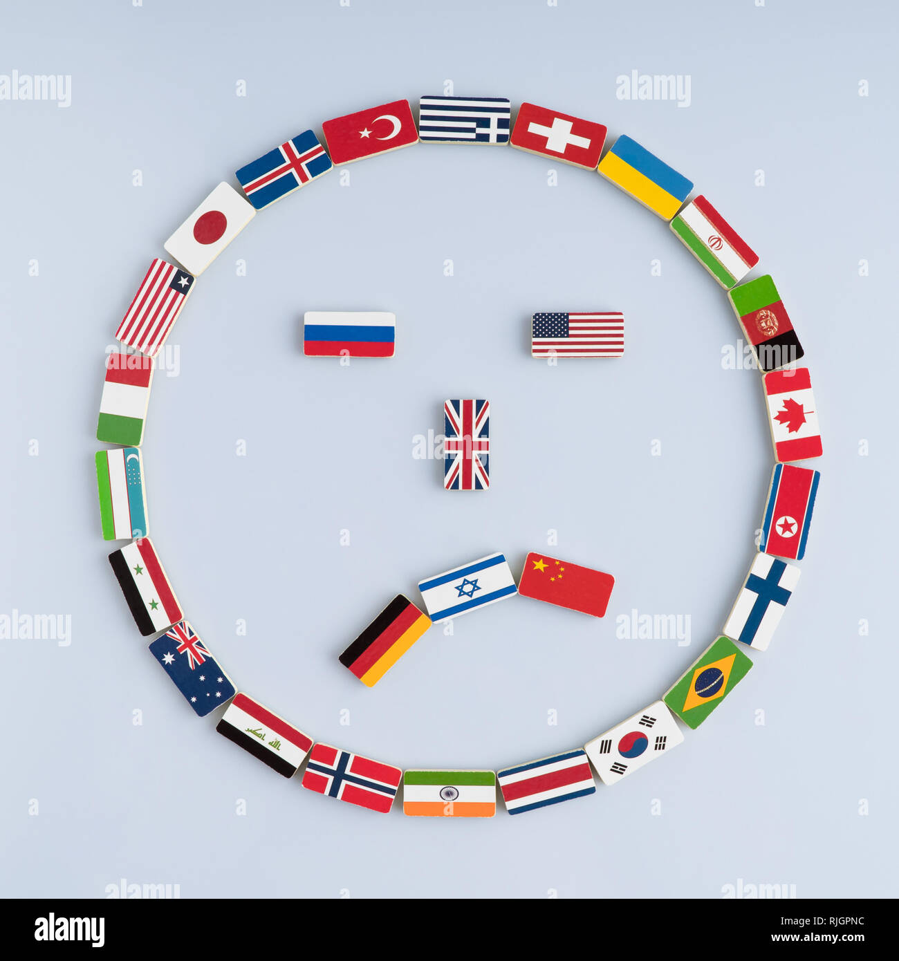 Illustration d'un smiley de drapeaux nationaux sur les dominos. Concept de la paix et de la communauté des Nations Unies et l'ordre mondial Banque D'Images