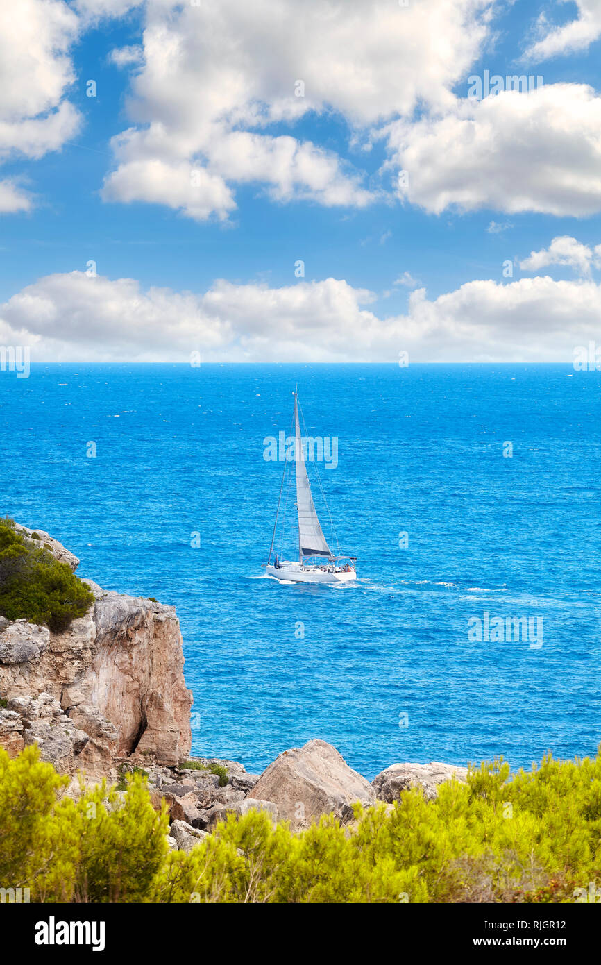 Yacht à voile à la vue d'une colline, Mallorca, Espagne. Banque D'Images