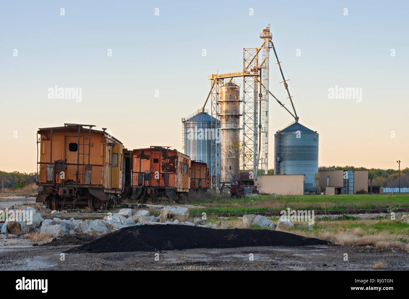 Wagons rouillés abandonnés et silos pour le st feriole island à Prairie du Chien Banque D'Images