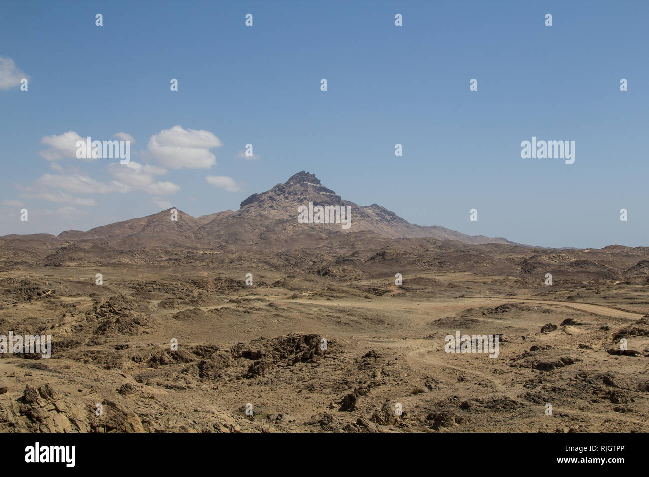 Pic de haute montagne ou dschebel entre Sadah Mirbat et sur le littoral de la région de Dhofar du Sultanat d'Oman Banque D'Images