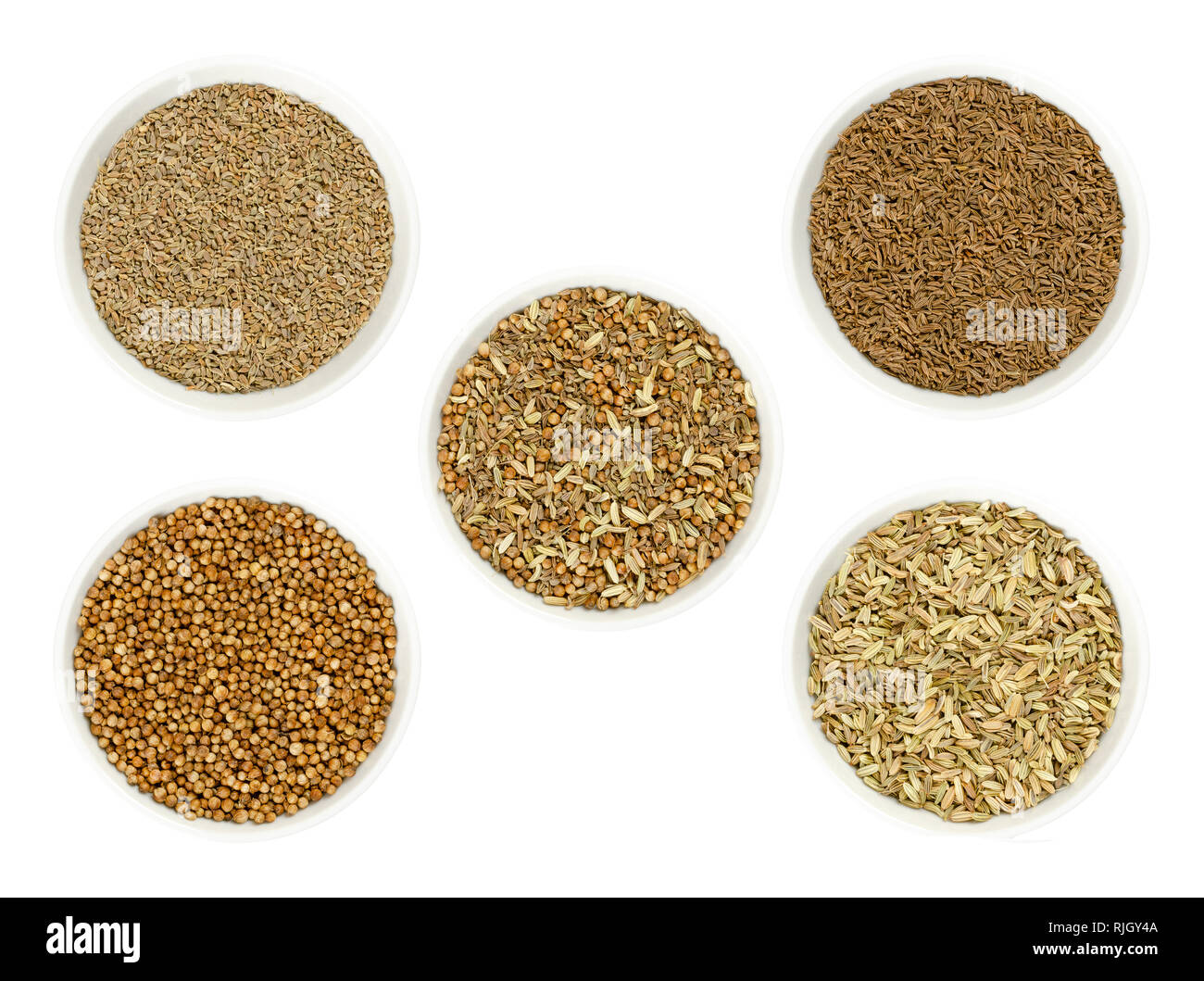 Mélange d'épices pain au milieu, entourée de ses ingrédients uniques de l'anis, le carvi, la coriandre et les graines de fenouil dans des bols. Banque D'Images
