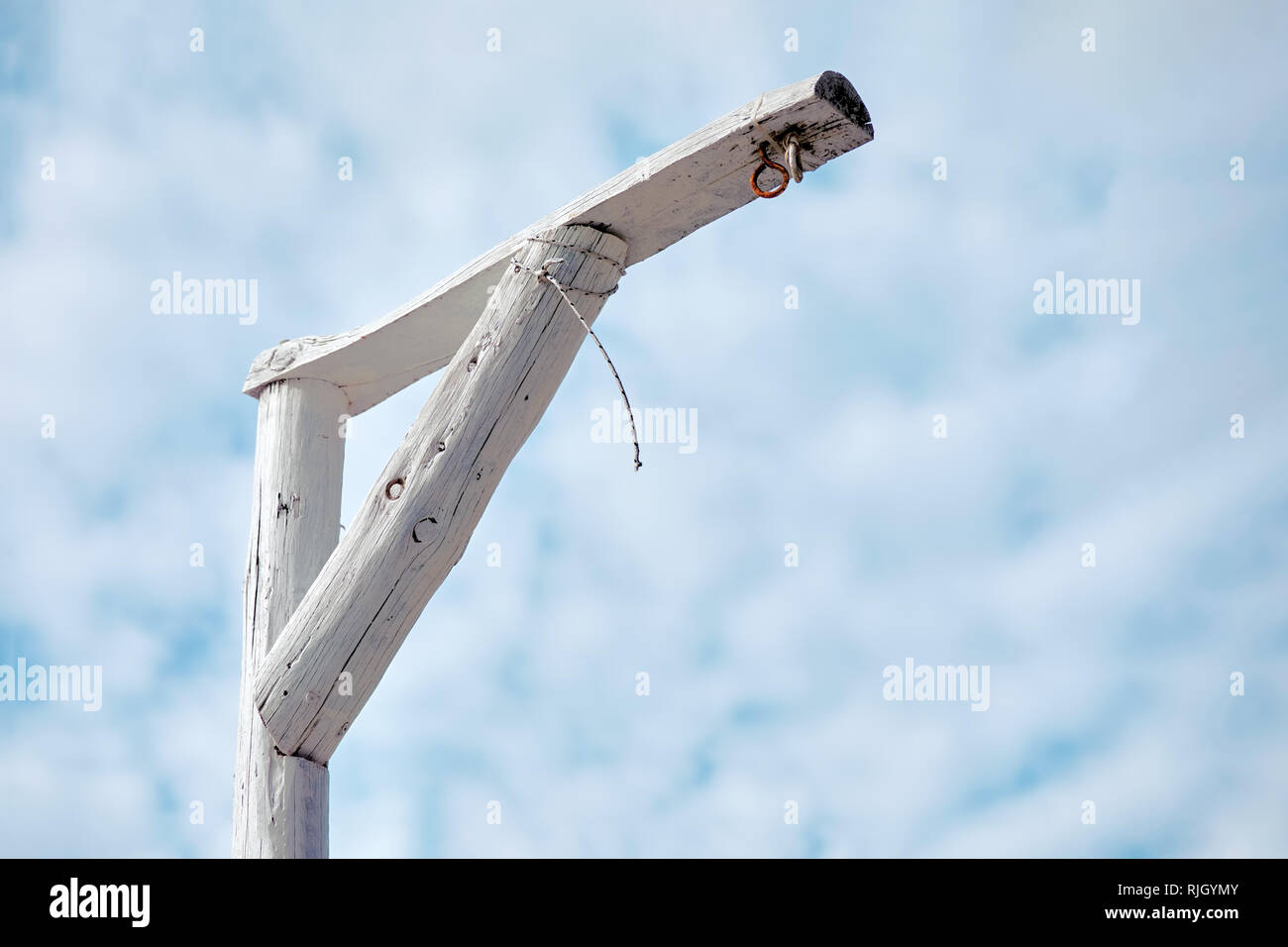 Potence en bois blanc contre un ciel nuageux. Peine de mort. Banque D'Images