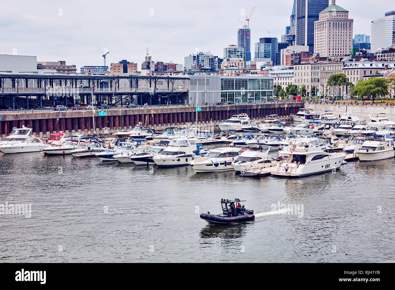 Montréal, Canada - Juin 2018 : de luxe bateaux ancrés dans le port d'escale dans la marina vieux port, Montréal, Québec, Canada. Éditorial. Banque D'Images