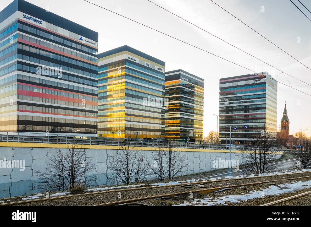 Katowice, Silésie, Pologne : le 19 janvier 2019 : Tiramisu centre d'édifices de Katowice, Pologne avec une ligne de tram à proximité et une église néo-gothique Banque D'Images