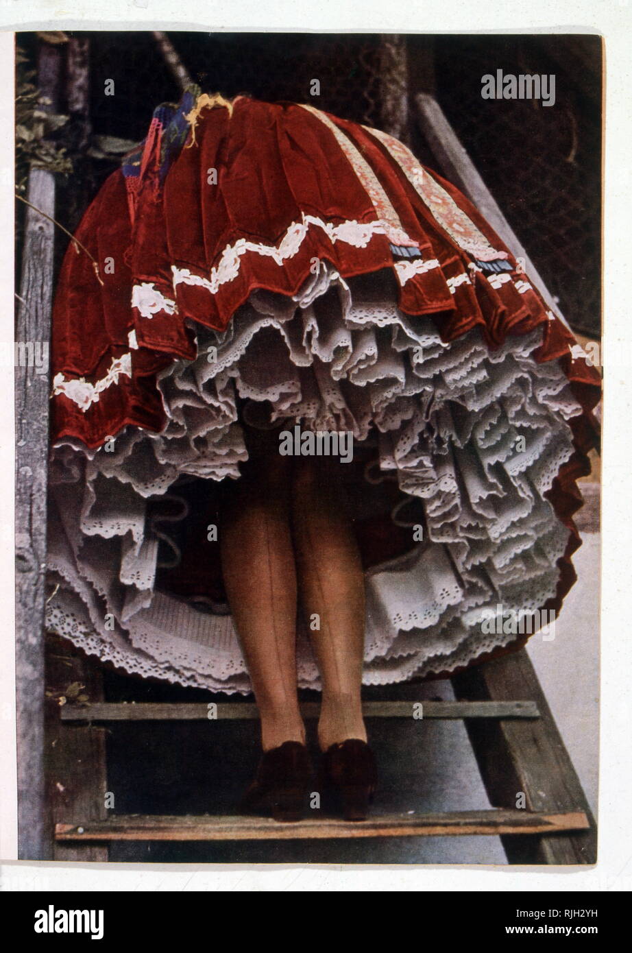 Bas couture nylon révélé par une femme hongroise 1942 Photo Stock - Alamy