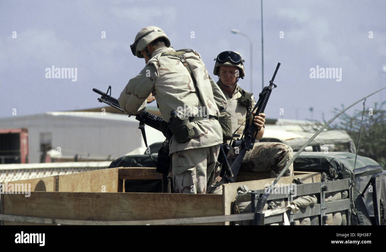 16 octobre 1993 Siège de l'ONUSOM en laissant l'armée américaine, les soldats d'infanterie de la compagnie C 1/87 chef dans les rues de Mogadiscio, en Somalie à l'arrière d'un camion M35. Banque D'Images