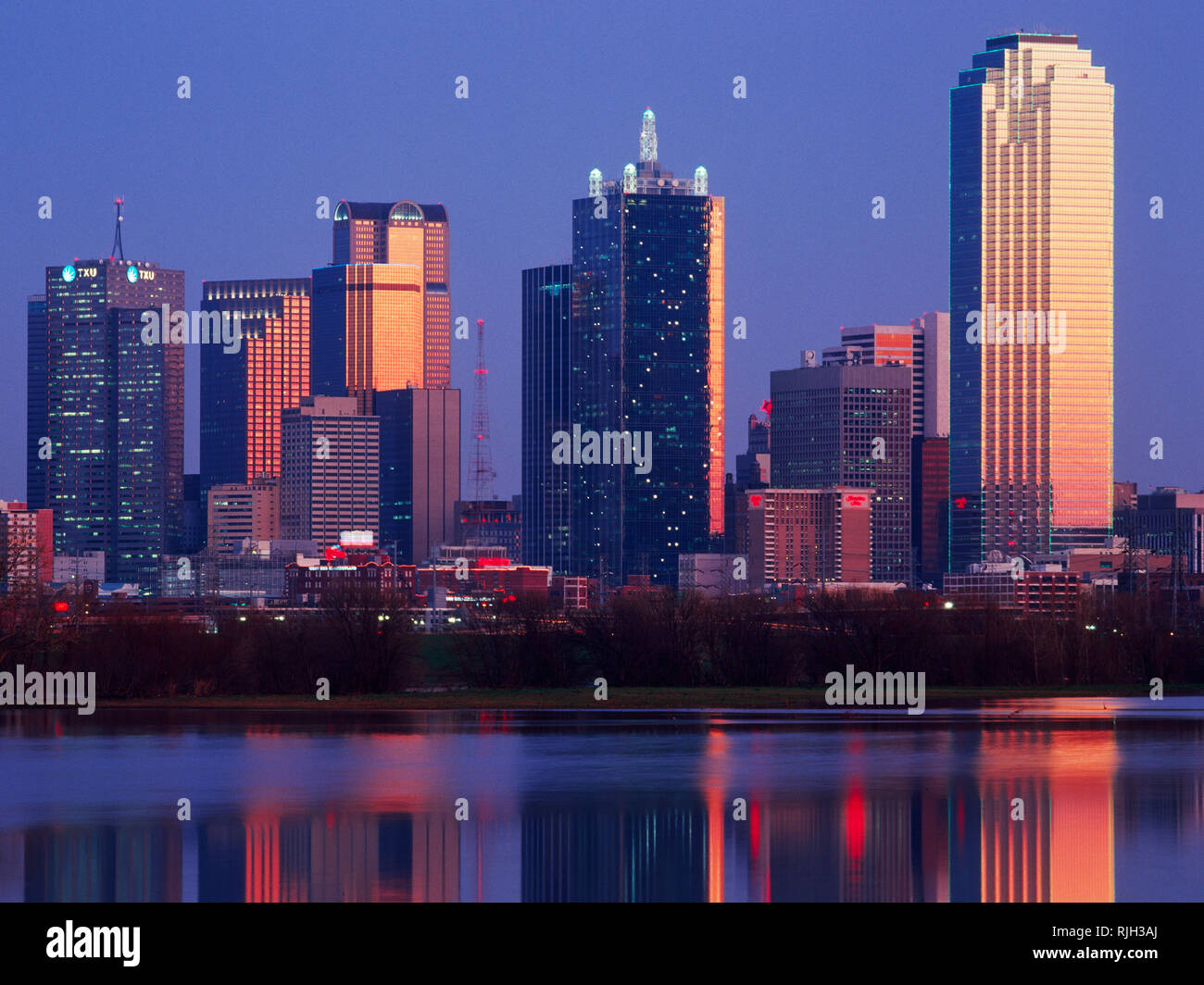 Dallas Skyline reflétée dans l'étang au crépuscule Banque D'Images