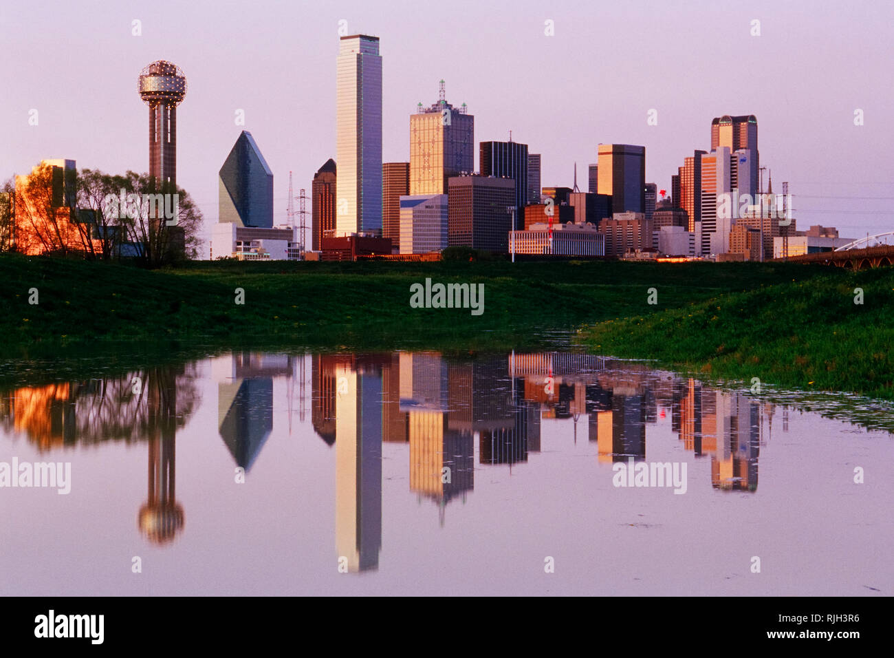 Dallas Skyline reflétée dans l'étang au crépuscule Banque D'Images