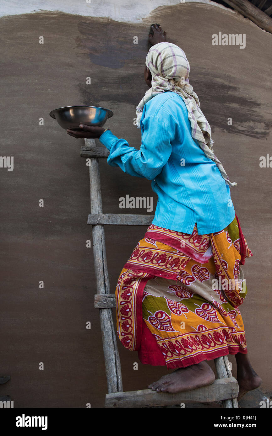 L'image de la dame de la peinture de boue le mur de Purulia, Bengale occidental, Inde Banque D'Images