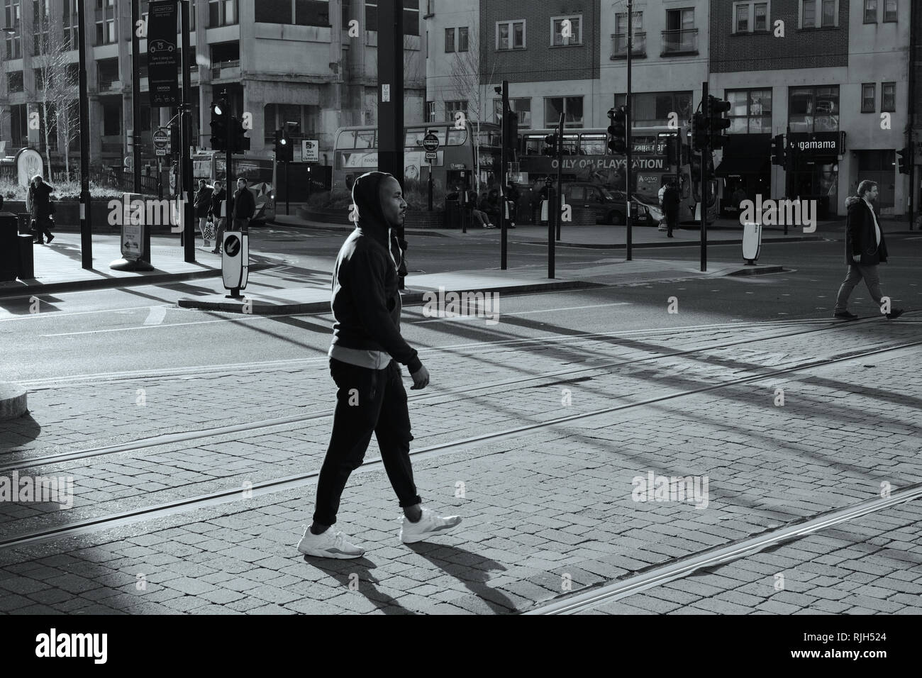 Personne de couleur traversant les jalonnages Banque D'Images