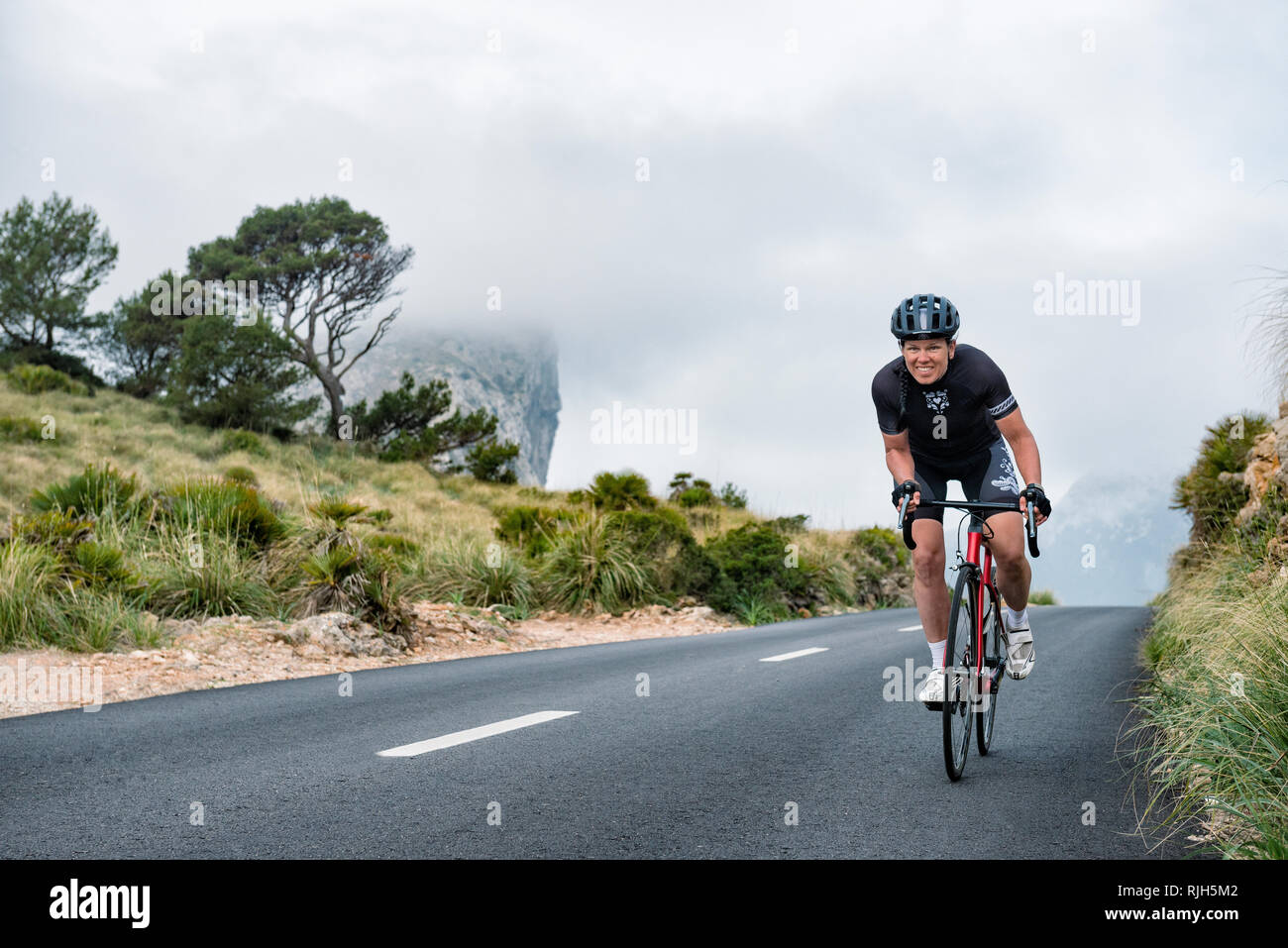 Woman on country road Banque D'Images
