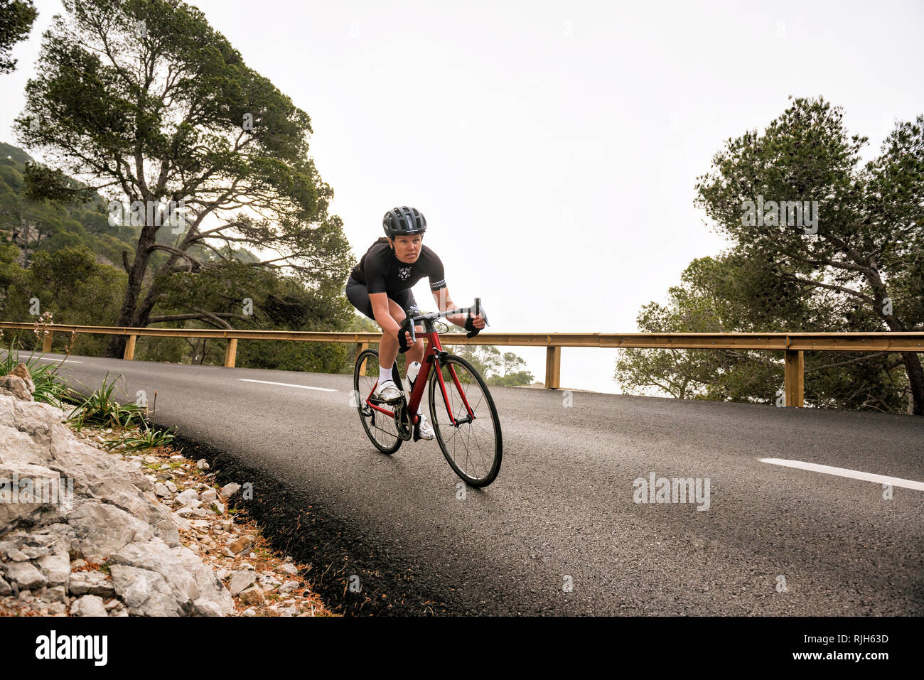 Woman on country road Banque D'Images