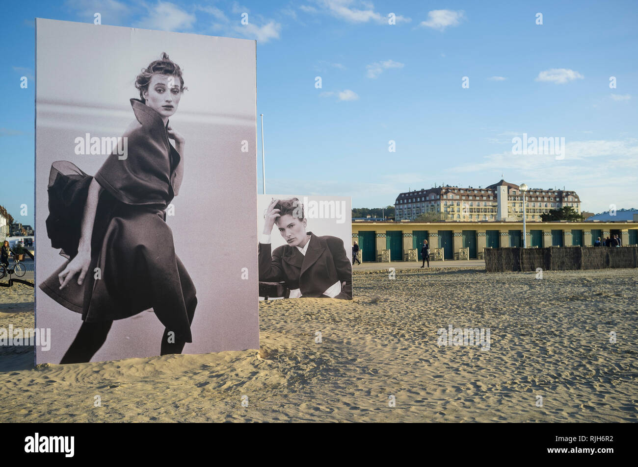 L'installation de photos réalisées par le célèbre photographe allemand Peter Lindbergh sur la plage de Deauville 2017 Festival de la photographie. Banque D'Images