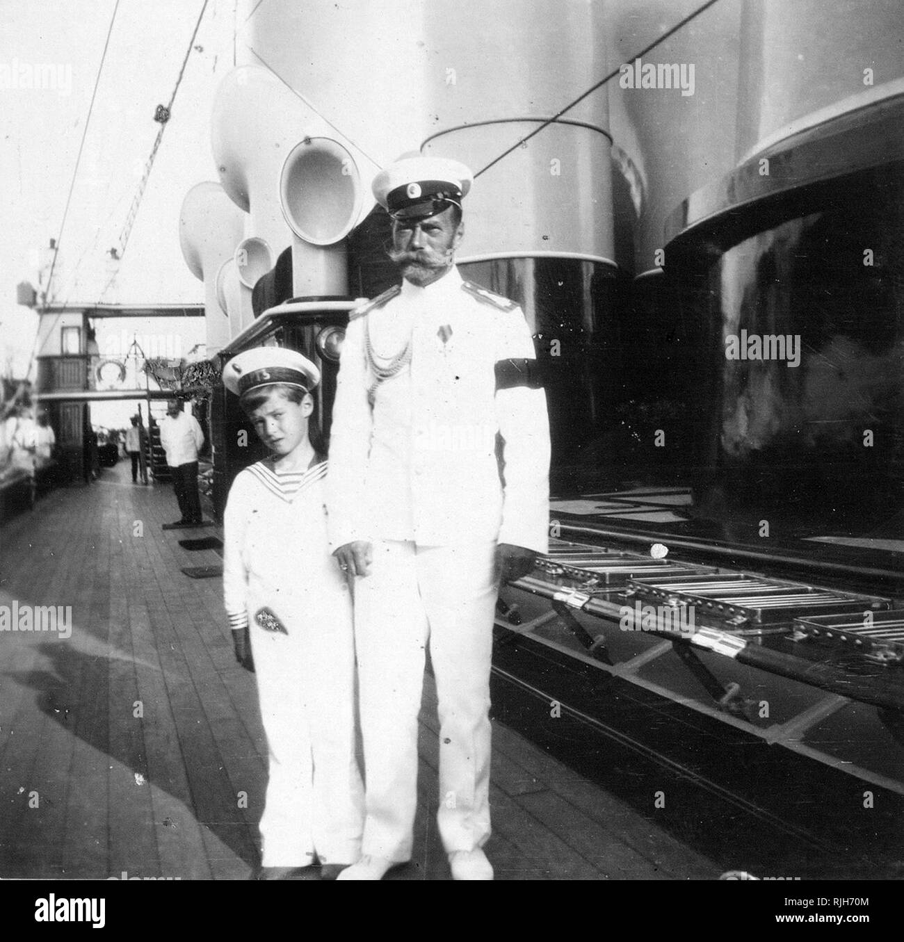 Le Tsar Nicolas II de Russie avec son fils, le tsarévitch Alexei. Alexei Nikolaevitch (1904 - 17 juillet 1918) Le tsarévitch de l'Empire russe. Il était le plus jeune enfant et seul fils de l'Empereur Nicolas II et l'impératrice Alexandra Feodorovna. Il est né d'hémophilie ; sa mère s'appuie sur la foi Grigori Raspoutine guérisseur pour soigner la maladie a contribué à mettre un terme à la fin de la dynastie des Romanov. Banque D'Images