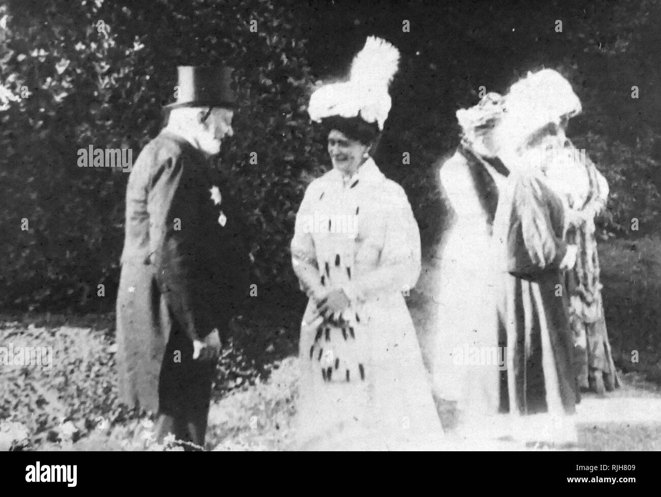 Tsarine de Russie, Alexandra de Russie, des entretiens avec un courtier. Derrière elle est sa fidèle compagne Anna Vyrubova. Alexandra Feodorovna (1872 - 17 juillet 1918) a été l'impératrice de Russie en tant qu'épouse de Nicolas II, le dernier souverain de l'Empire russe, à partir de leur mariage le 26 novembre 1894 jusqu'à son abdication forcée le 15 mars 1917 Banque D'Images