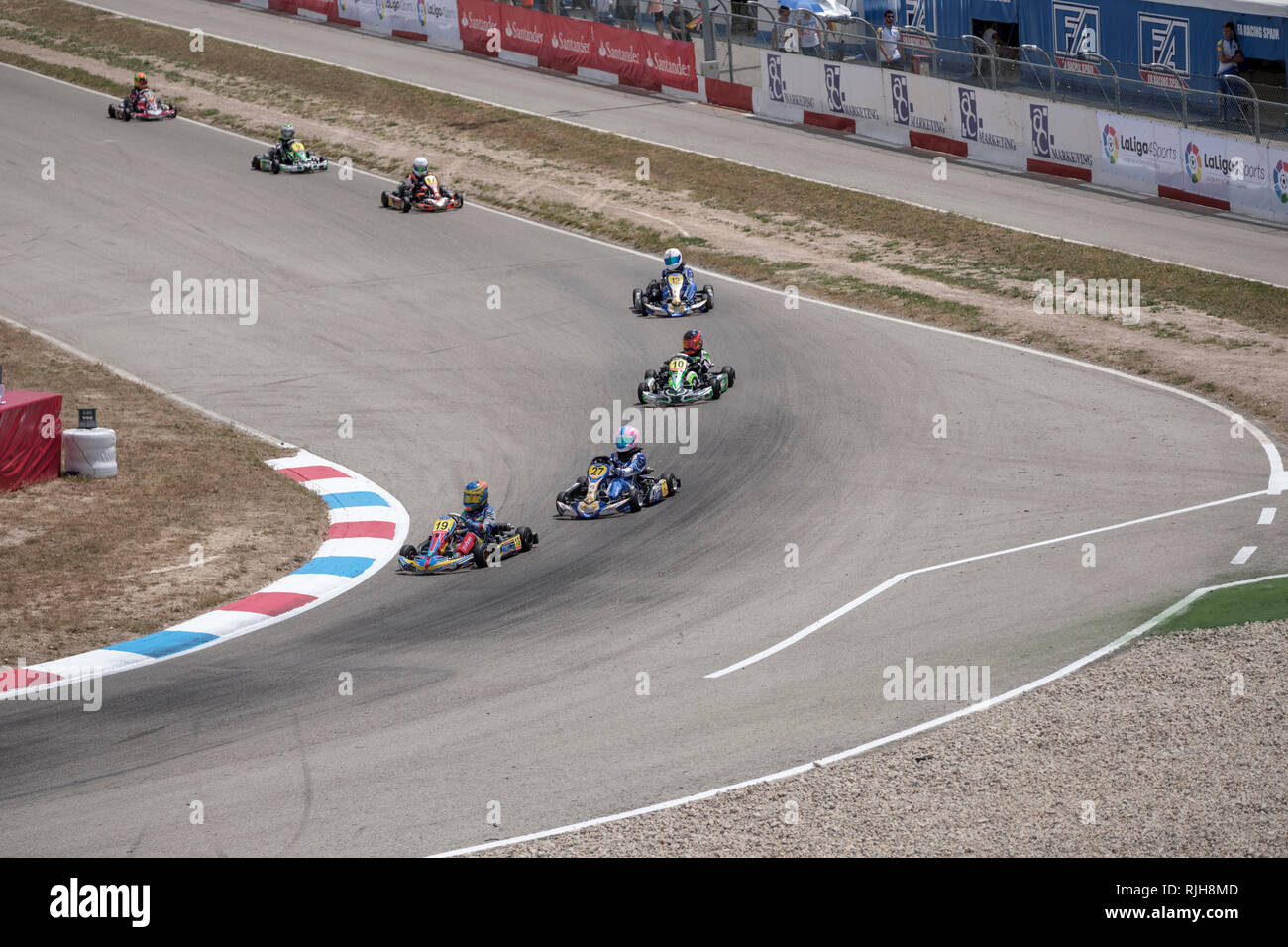 Karting sur piste de course au premier virage, Campillos, Malaga, Espagne Banque D'Images