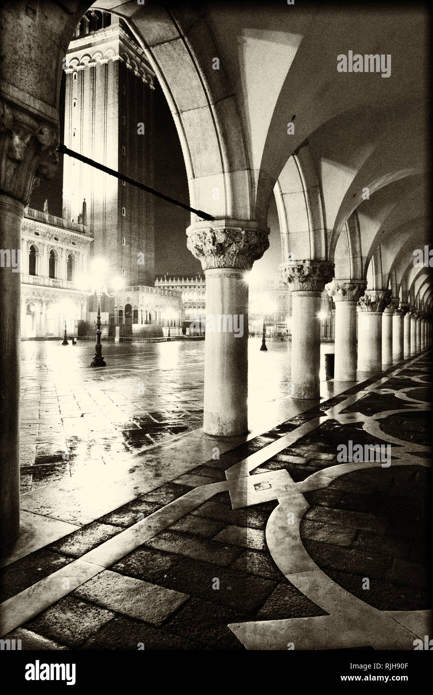 Piazza San Marco mit dem Campanile und dem dem entlang des gangs, Dogenpalast Markus Platz, Venise, Vénétie, Italie, Südeuropa Banque D'Images