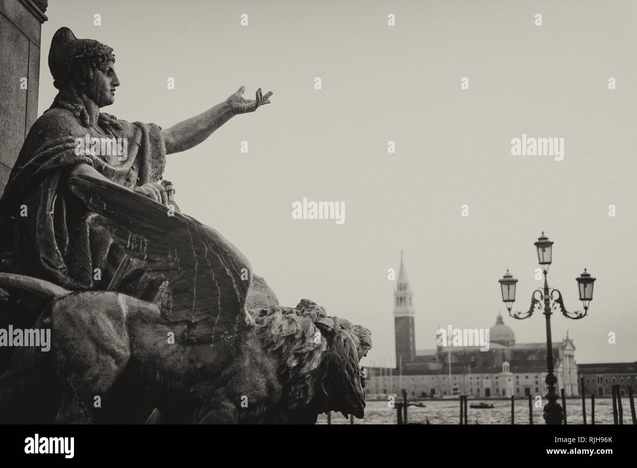 Figure am Fuss des Denkmals Vittorio Emanuelle II, Blick auf die Isola di San Giorgio Maggiore, Uferpromenade Riva degli Schiavoni, Venegig, Italen Banque D'Images