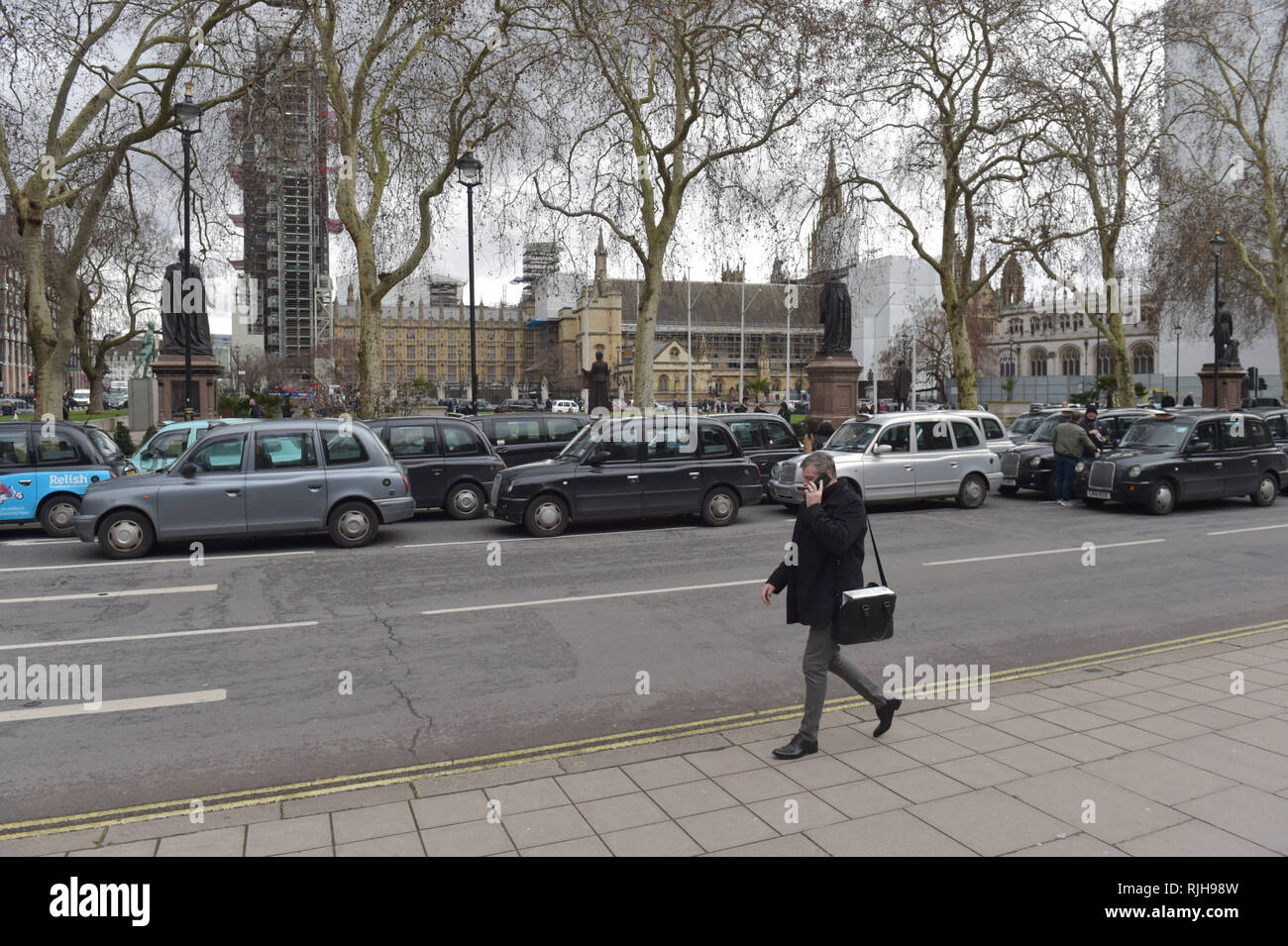 Les chauffeurs de taxi bloquer la route à la place du Parlement, le centre de Londres, dans la dernière étape des manifestations contre les plans du Conseil de Camden à restreindre leur accès à des parties de Tottenham Court Road. Banque D'Images
