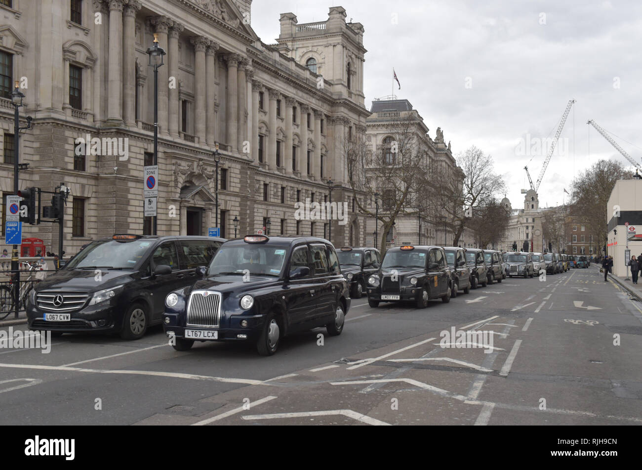 Les chauffeurs de taxi bloquer la route à Whitehall, Londres, dans la dernière étape des manifestations contre les plans du Conseil de Camden à restreindre leur accès à des parties de Tottenham Court Road. Banque D'Images